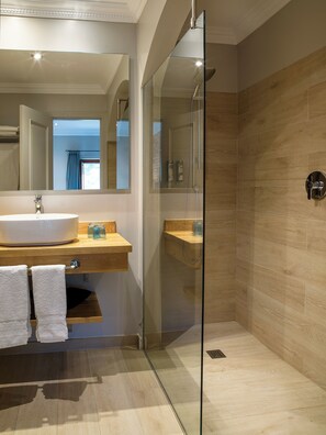 Habitación doble superior, vista al valle | Baño | Regadera, secadora de cabello, pantuflas, toallas 