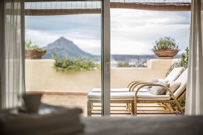Premium bedding, down comforters, minibar, in-room safe