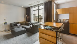 Rom – deluxe, terrasse | Eget tekjøkken | Kaffetrakter/tekoker og vannkoker