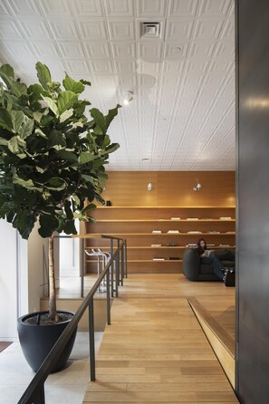 Lobby sitting area - Hotel Gault (Montreal)