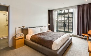 Rom – deluxe, terrasse | Sengetøy av topp kvalitet, safe på rommet og blendingsgardiner