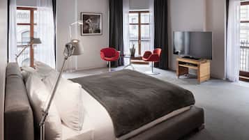 Suite, Corner | Premium bedding, in-room safe, blackout drapes, soundproofing