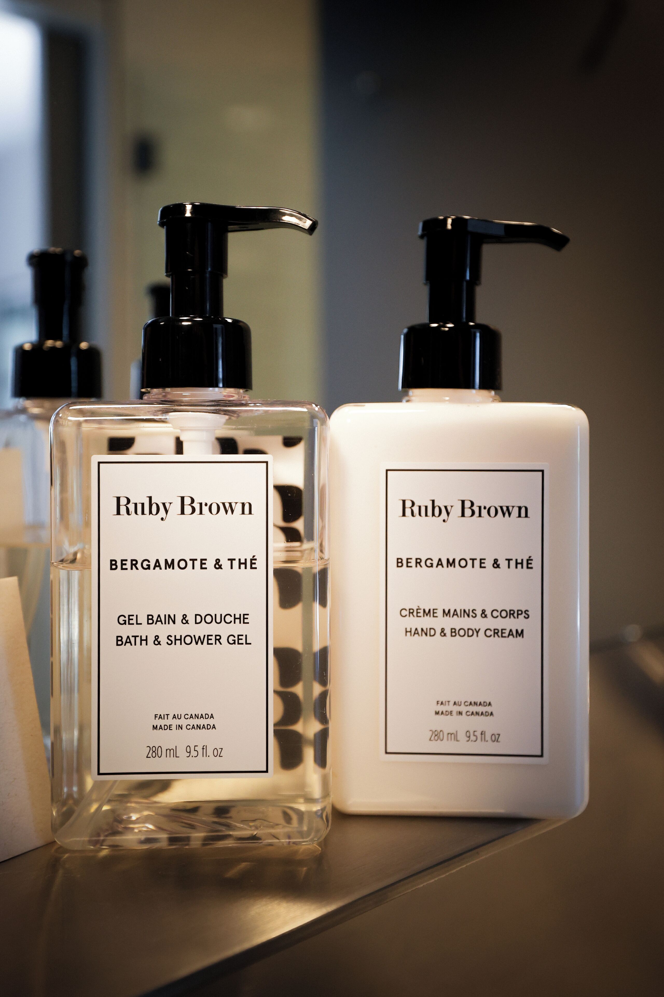 Due flaconi di Ruby Brown Bergamote & Thé, uno etichettato come gel doccia e da bagno e l’altro come crema corpo e mani, entrambi prodotti in Canada.