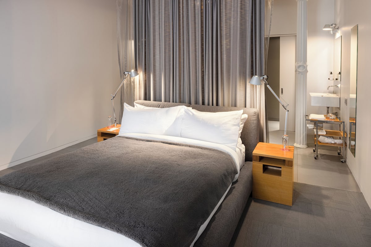 Loft | Ropa de cama de alta calidad y caja de seguridad en la habitación