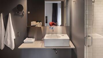 Suite, Corner | Bathroom | Hair dryer, bathrobes, towels