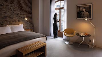 Ropa de cama de alta calidad y caja de seguridad en la habitación