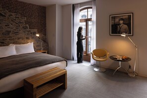 Junior Suite | Premium bedding, in-room safe, blackout drapes, soundproofing - Hotel Gault (Montreal)