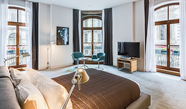 Suite, Corner | Premium bedding, in-room safe, blackout drapes, soundproofing