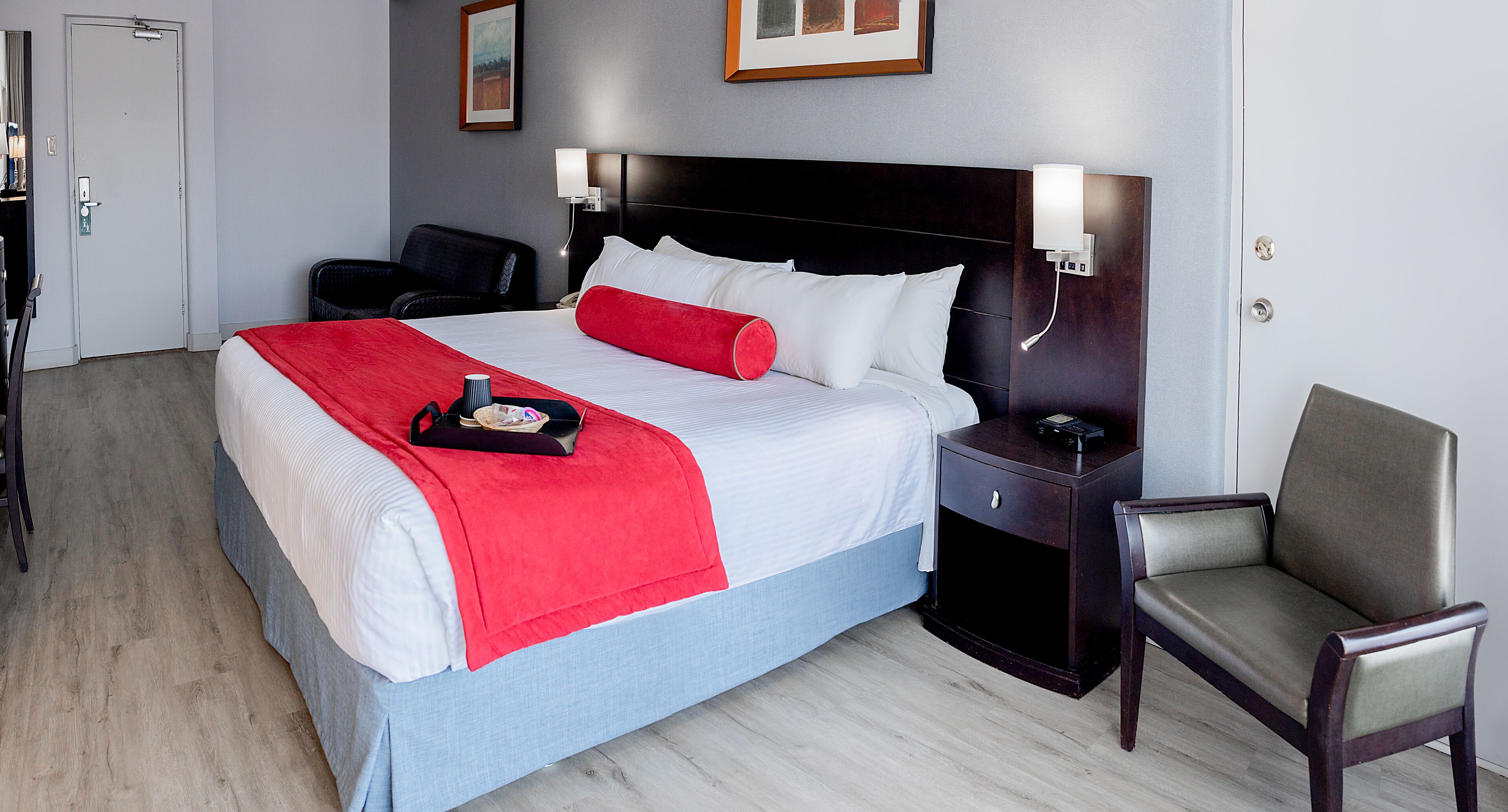 Escritorio, espacio para trabajar con un portátil, cortinas opacas