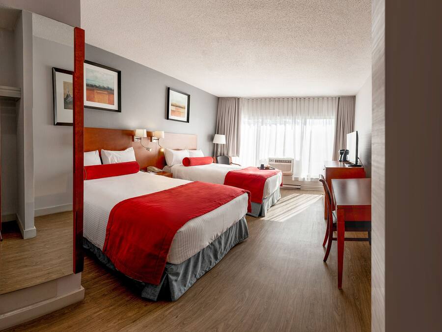 Habitación estándar, 2 camas matrimoniales, para no fumadores | Escritorio, espacio para trabajar con laptop y cortinas blackout