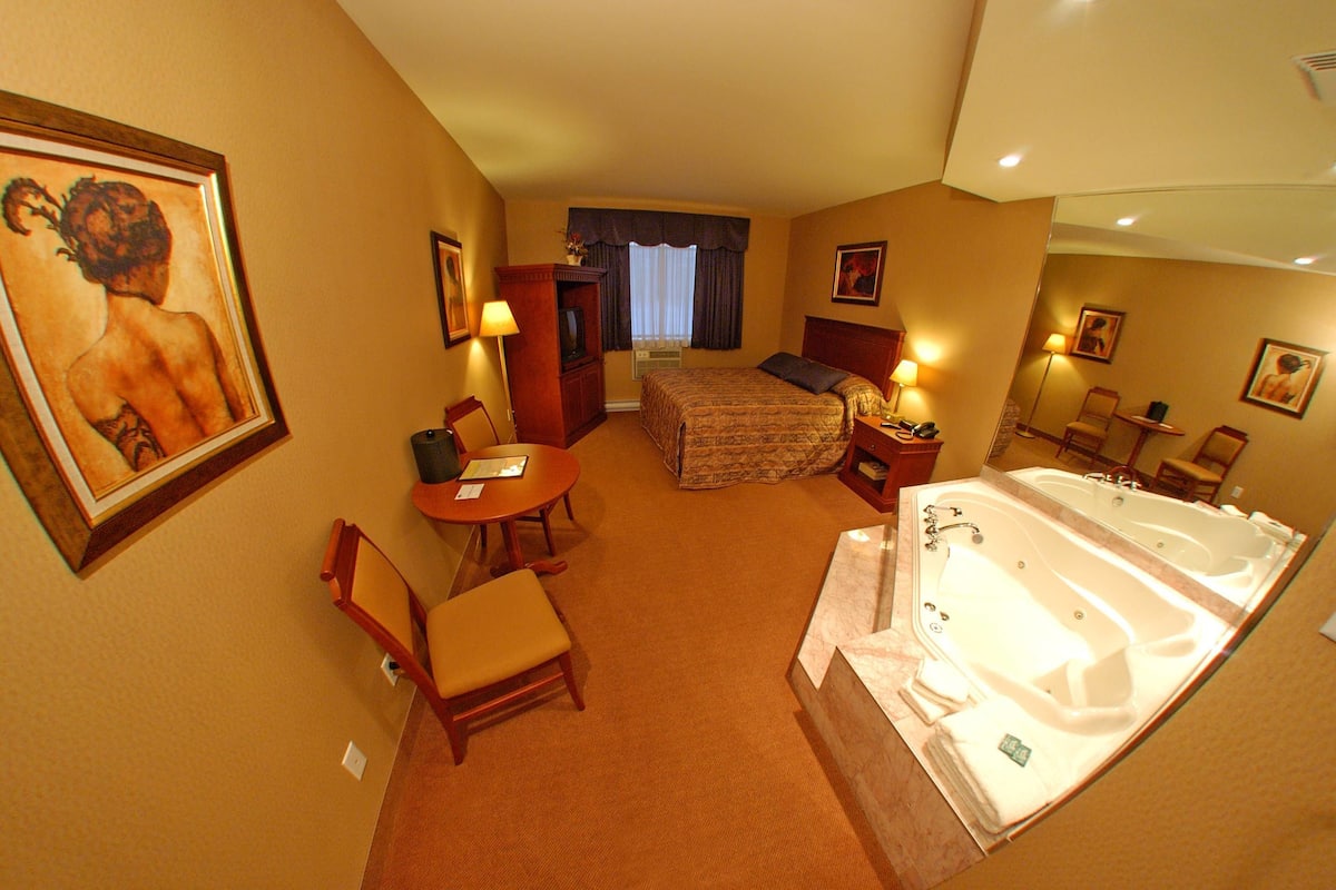 Suite Versailles | 1 bedroom, desk, laptop workspace, blackout drapes