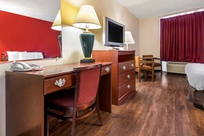 Chambre, 2 grands lits | Décor unique, ameublement unique, bureau, fer et planche à repasser