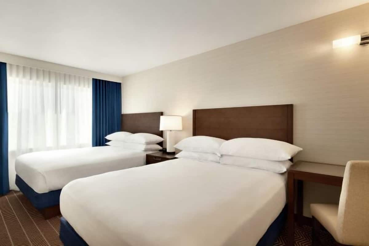 1 dormitorio, caja fuerte, escritorio y cortinas opacas