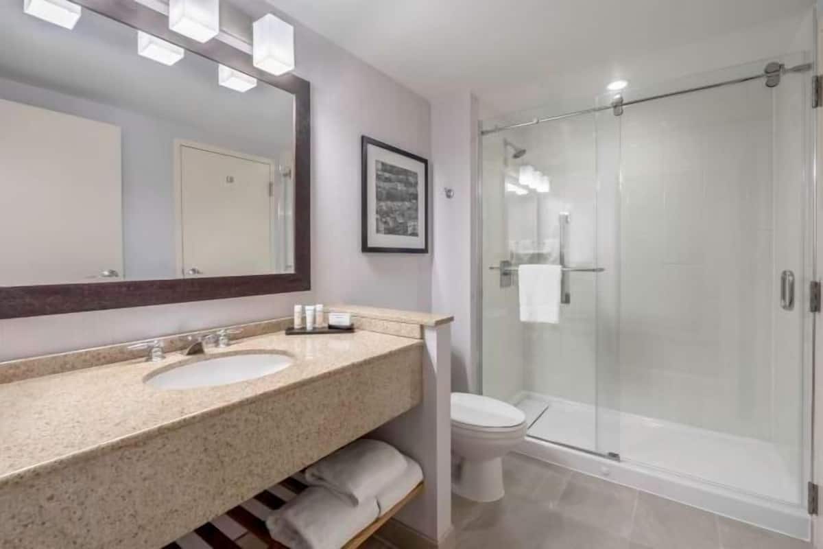 Artículos de higiene personal gratuitos, secador de pelo y toallas