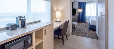 Room, 1 King Bed, Non Smoking | 1 bedroom, in-room safe, desk, blackout drapes