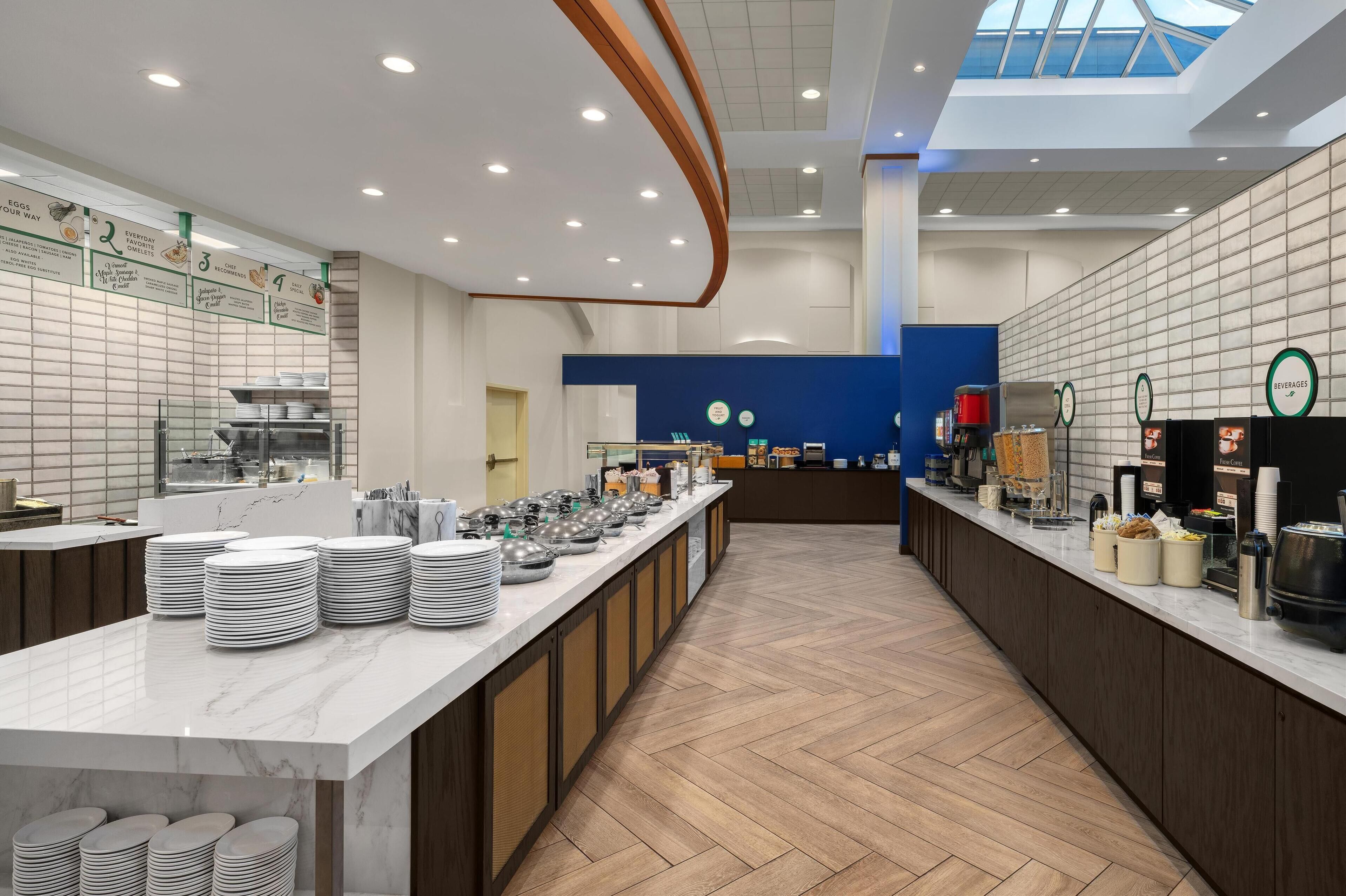 Una moderna colazione a buffet con diverse opzioni alimentari e un angolo caffè.