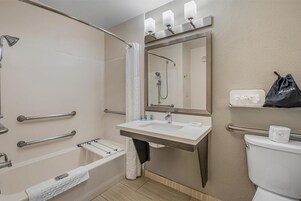 Quarto standard, 1 cama King, acessível, geladeira e micro-ondas | Banheiro | Chuveiro/banheira combinados, produtos de toalete grátis