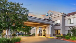 Et Best Western Inn & Suites med et moderne design, inklusive en overdækket indgang og en anlagt indkørsel.