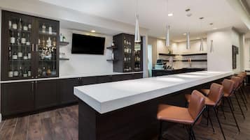 Serves breakfast and dinner