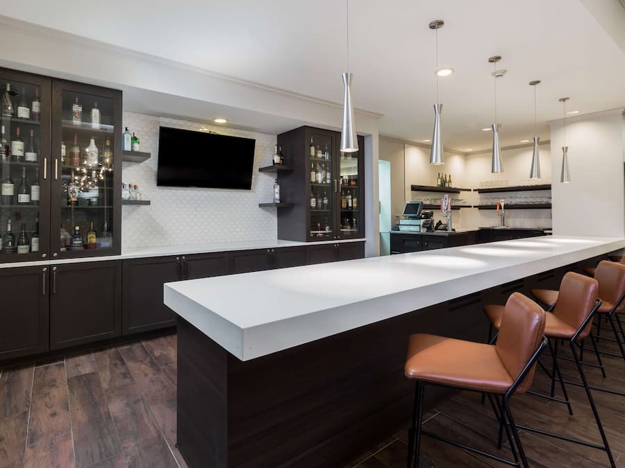 Tarjolla aamiainen ja illallinen