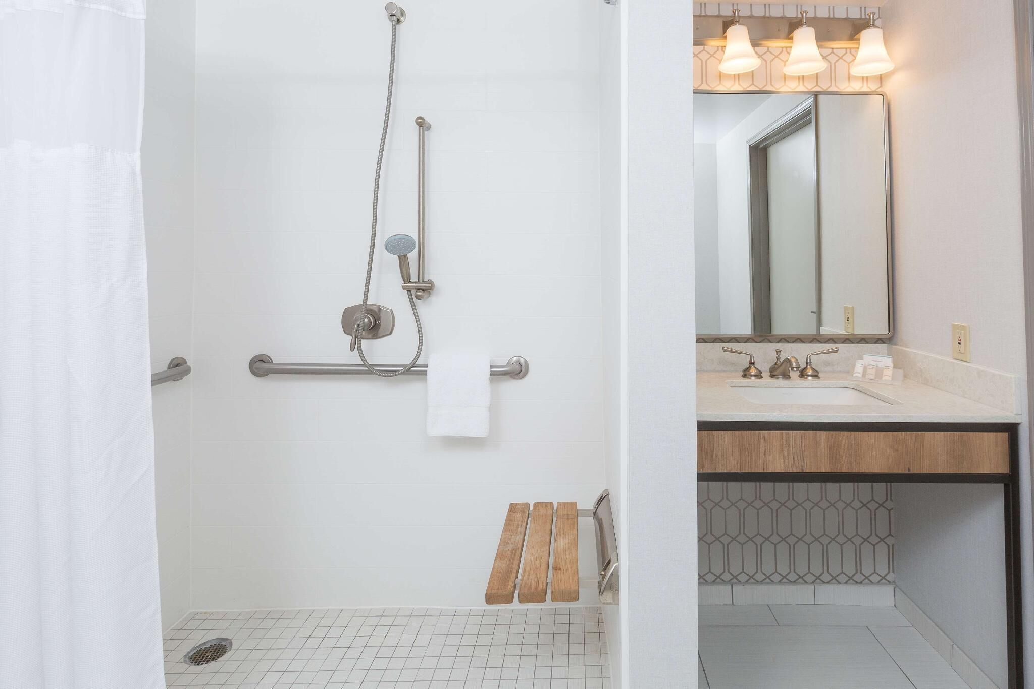 Ensemble douche/baignoire, articles de toilette gratuits, sèche-cheveux