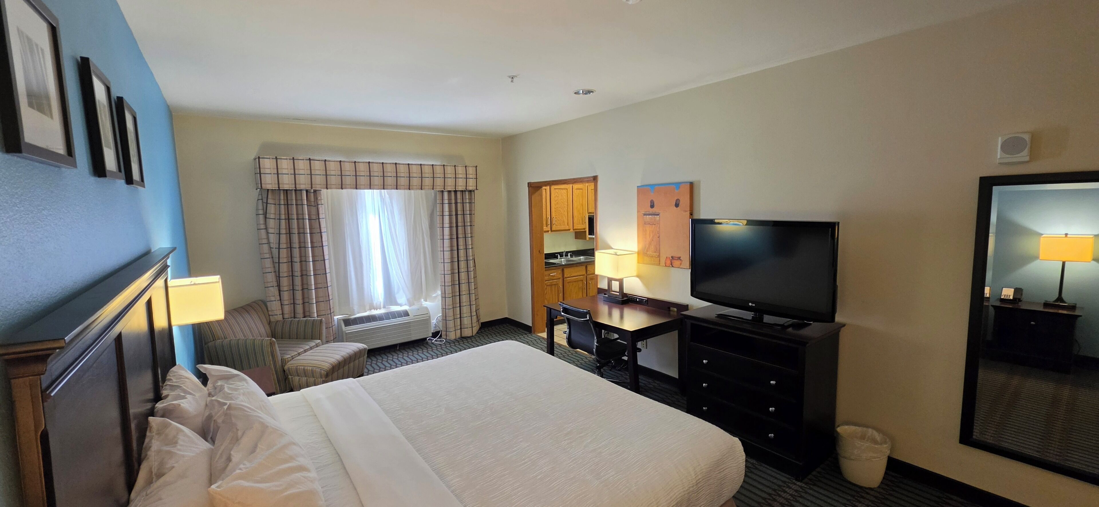 Luxe beddengoed, een kluis op de kamer, een bureau