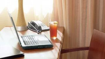 Ropa de cama de alta calidad, caja fuerte, escritorio