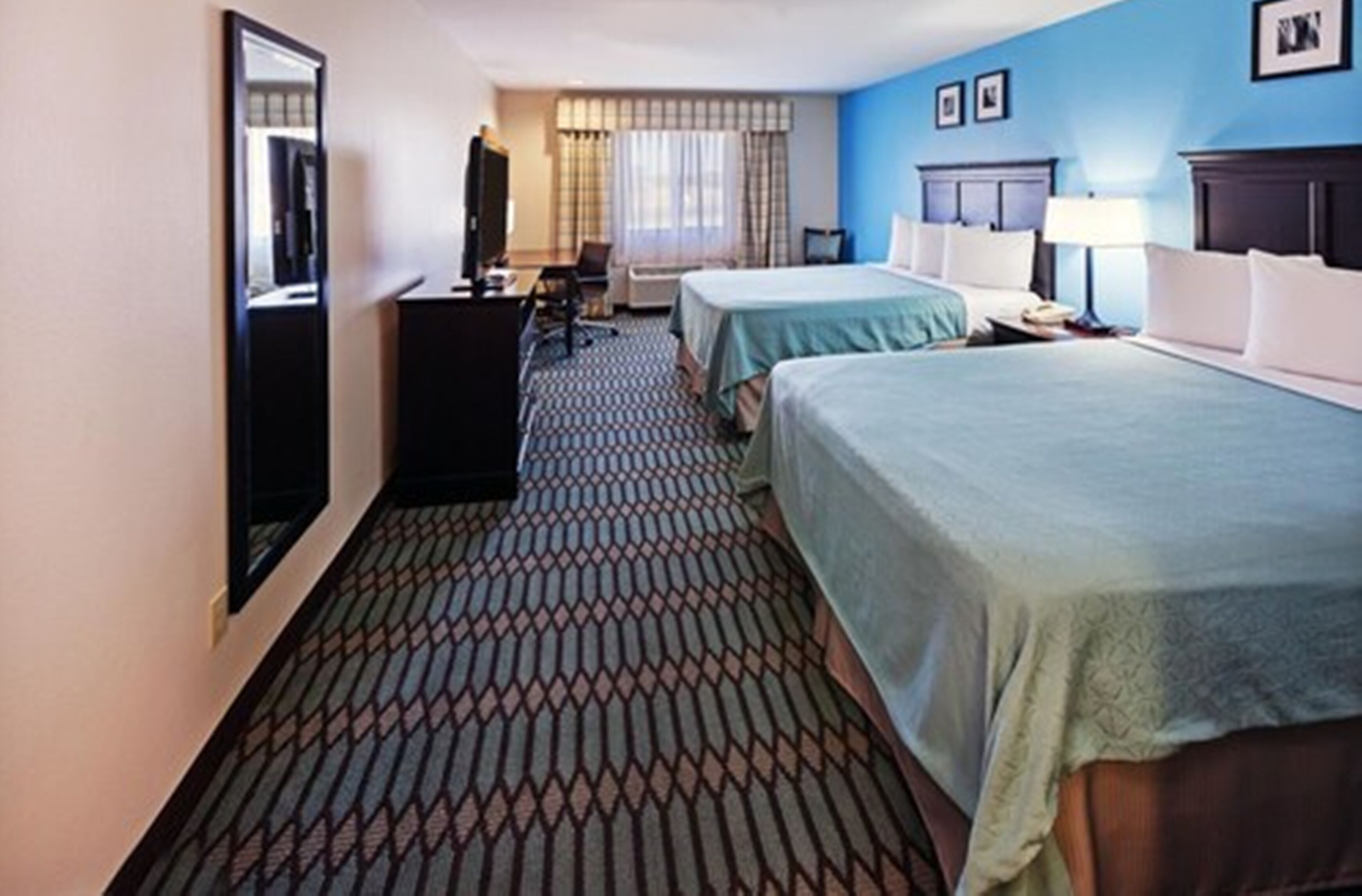 Premium bedding, in-room safe, desk, iron/ironing board