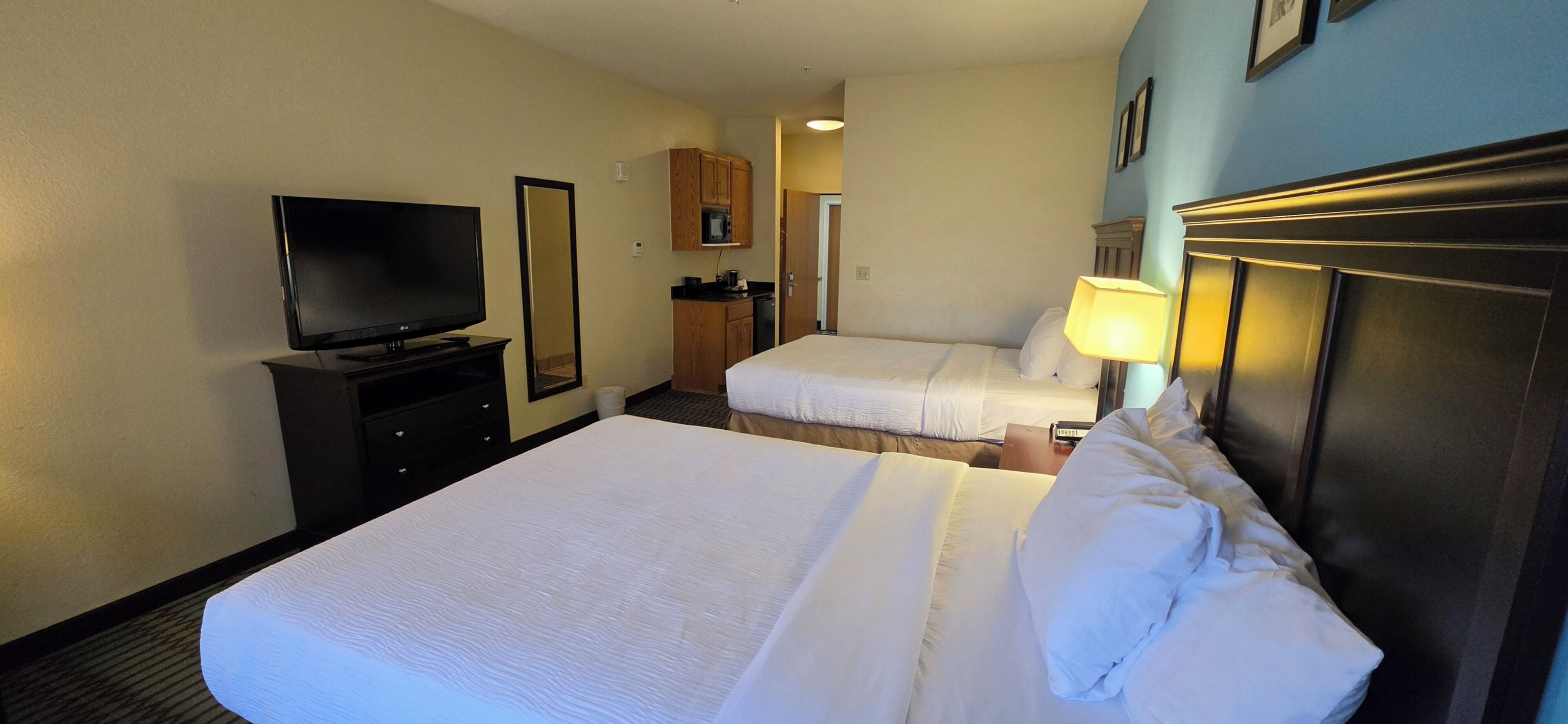 Luxe beddengoed, een kluis op de kamer, een bureau