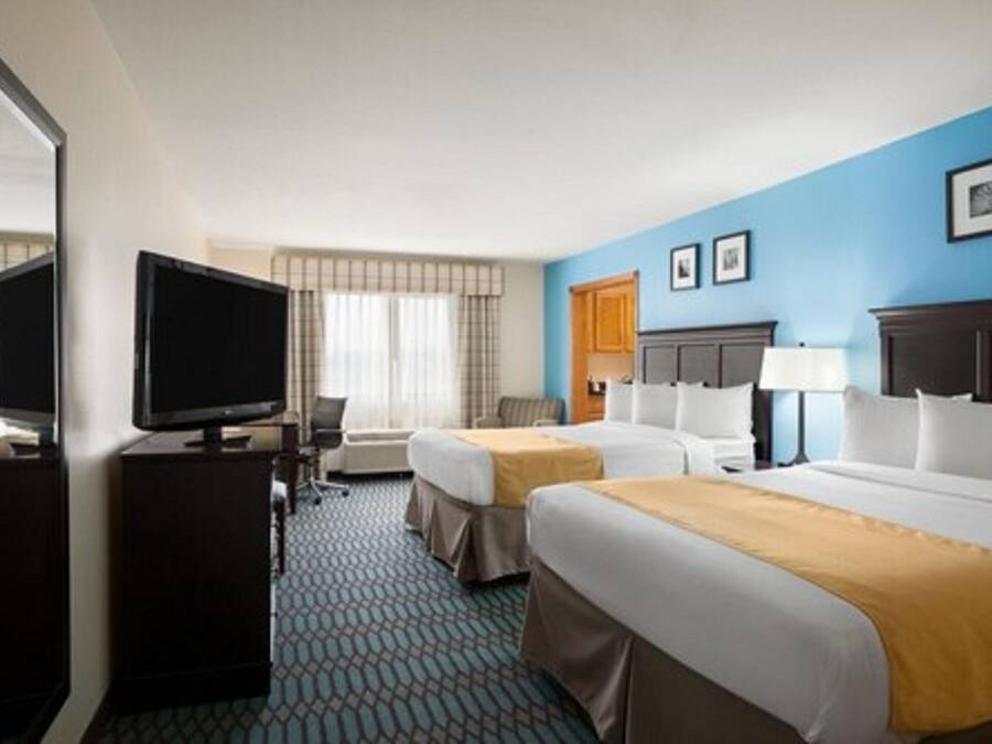 Premium bedding, in-room safe, desk, iron/ironing board