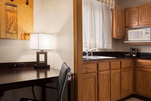 Suite, 1 King Bed, Non Smoking, Kitchenette (1 Bedroom) | Premium bedding, in-room safe, desk, iron/ironing board