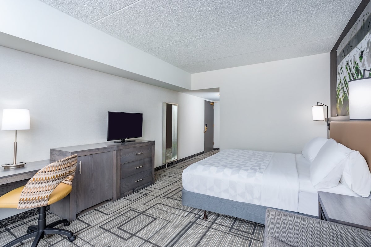 1 bedroom, desk, laptop workspace, blackout drapes
