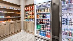Un espace de vente proposant des collations, des boissons et des aliments emballés.