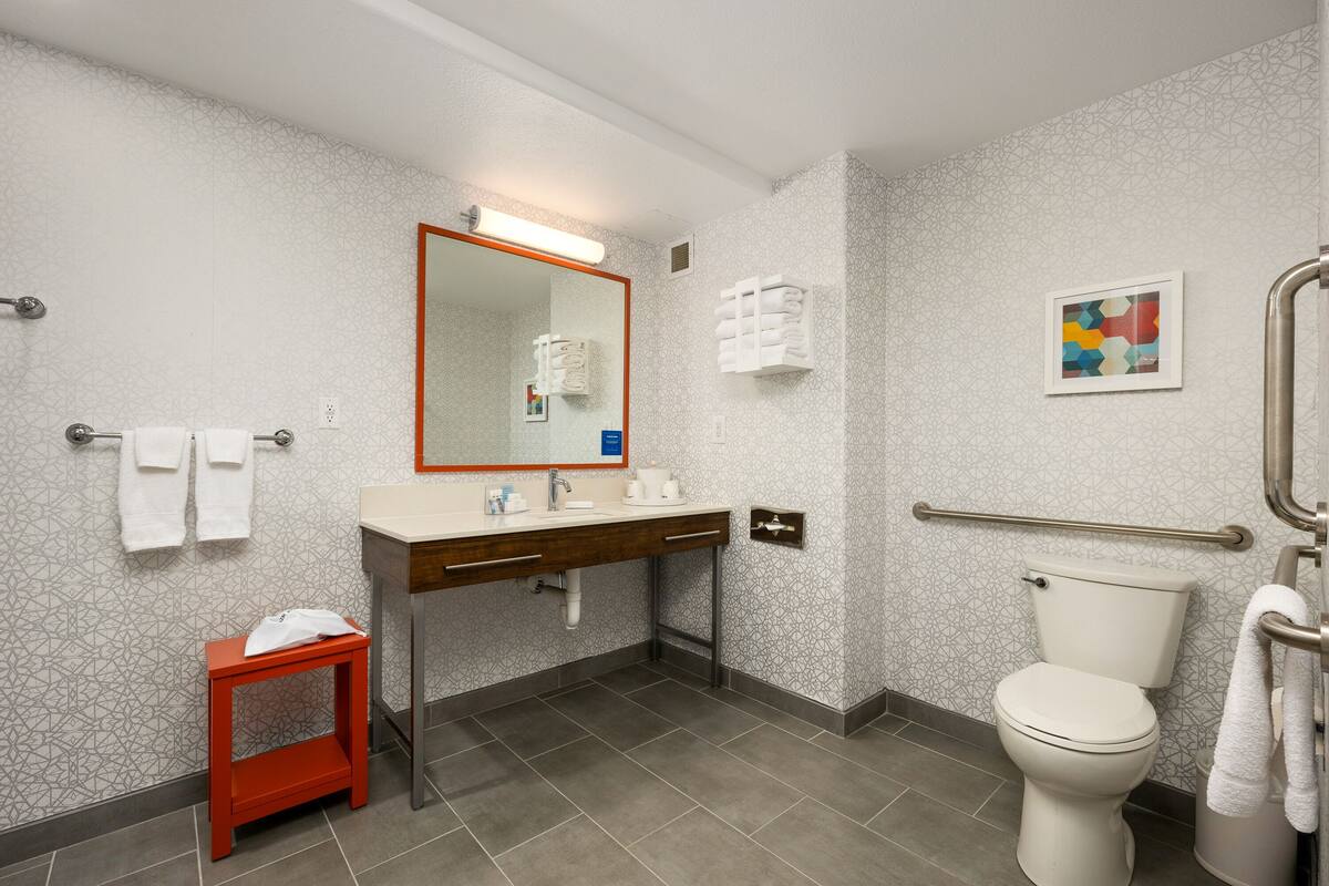 studio, 1 king bed, accessible, non smoking | bathroom | hair dryer, towels