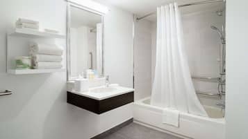 Kamer, 1 kingsize bed, toegankelijk voor mindervaliden, bad | Badkamer | Een bad/douchecombinatie, een diep bad, gratis toiletartikelen