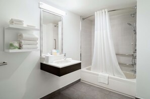 Chambre, 1 très grand lit, accessible aux personnes à mobilité réduite, baignoire | Salle de bain | Ensemble douche/baignoire, baignoire relaxante profonde