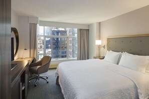 King Cityview | In-room safe, desk, laptop workspace, blackout curtains - Hampton Inn Manhattan-Chelsea (New York)