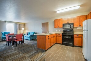 Suíte, 1 cama King, cozinha | Cozinha privada | Micro-ondas, cafeteira/chaleira