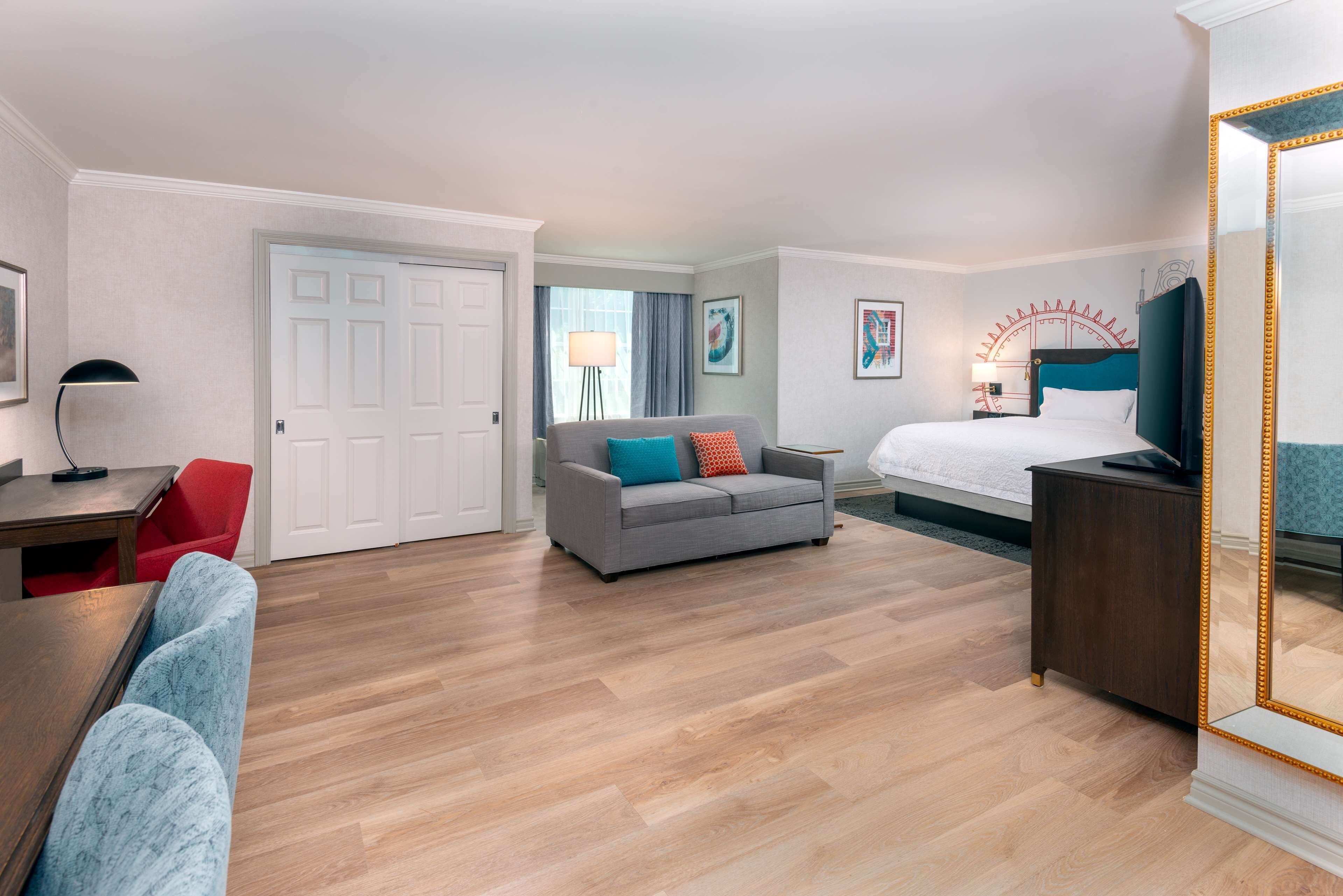 studio, 1 king bed with sofa bed, non smoking | hypo-allergenic bedding, desk, blackout curtains, iron/ironing board