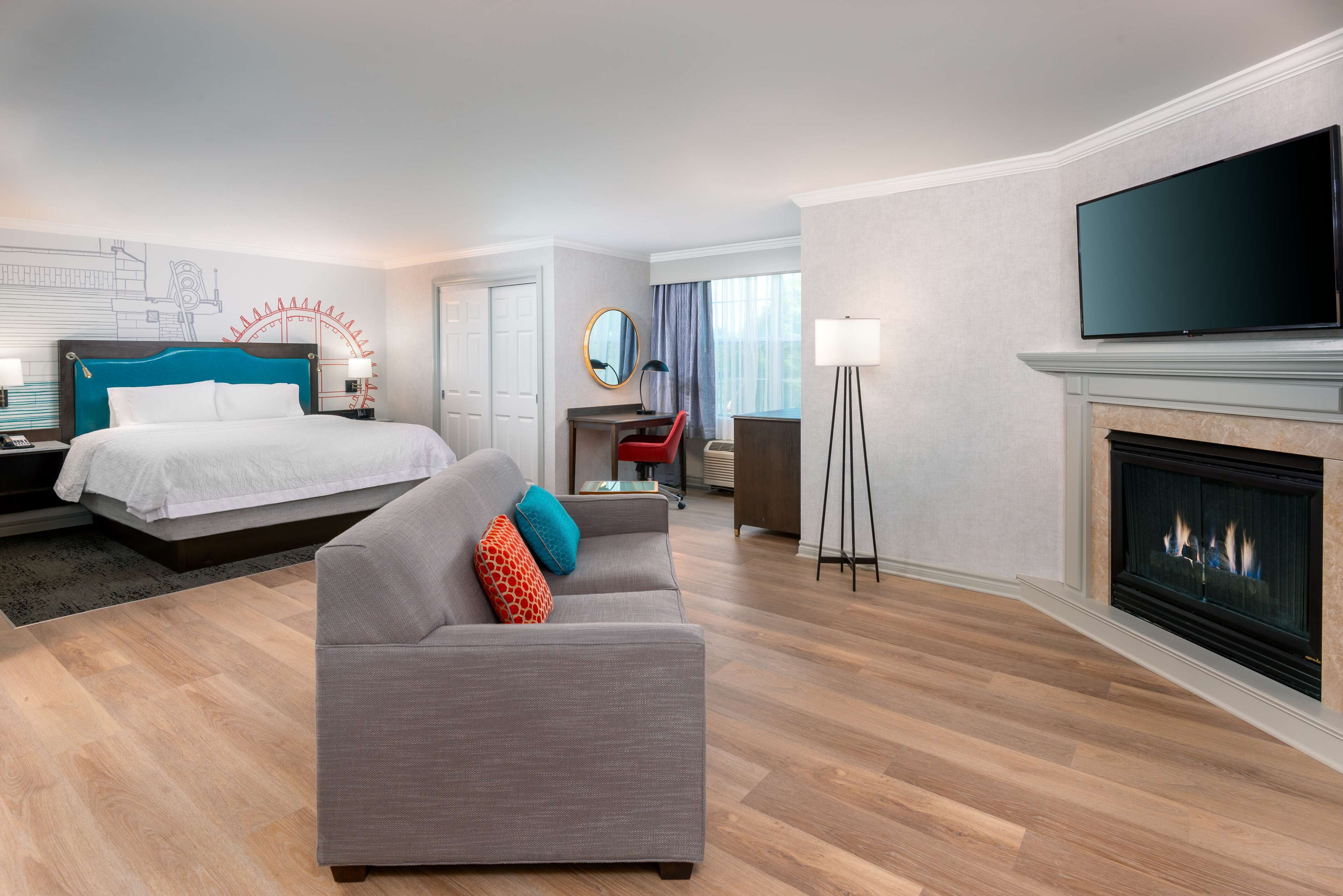 studio, 1 king bed with sofa bed, non smoking, fireplace | hypo-allergenic bedding, desk, blackout curtains, iron/ironing board