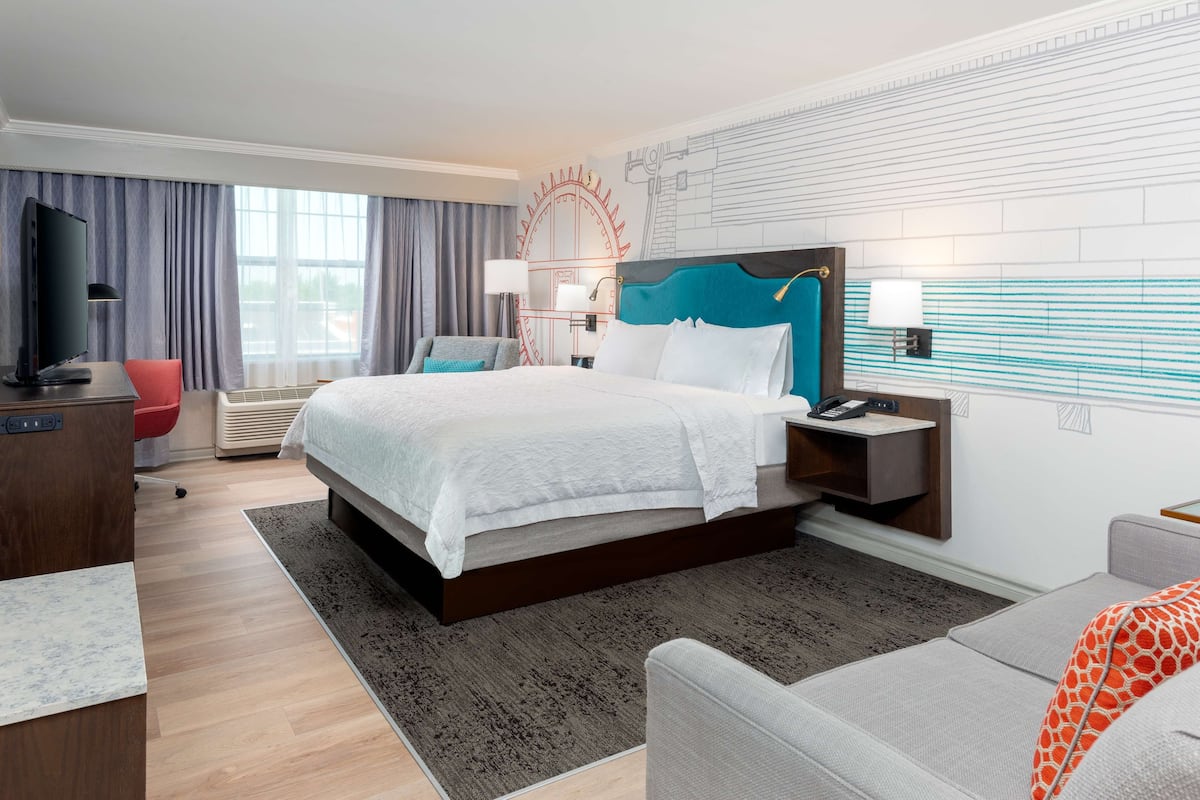 deluxe room, 1 king bed | hypo-allergenic bedding, desk, blackout curtains, iron/ironing board