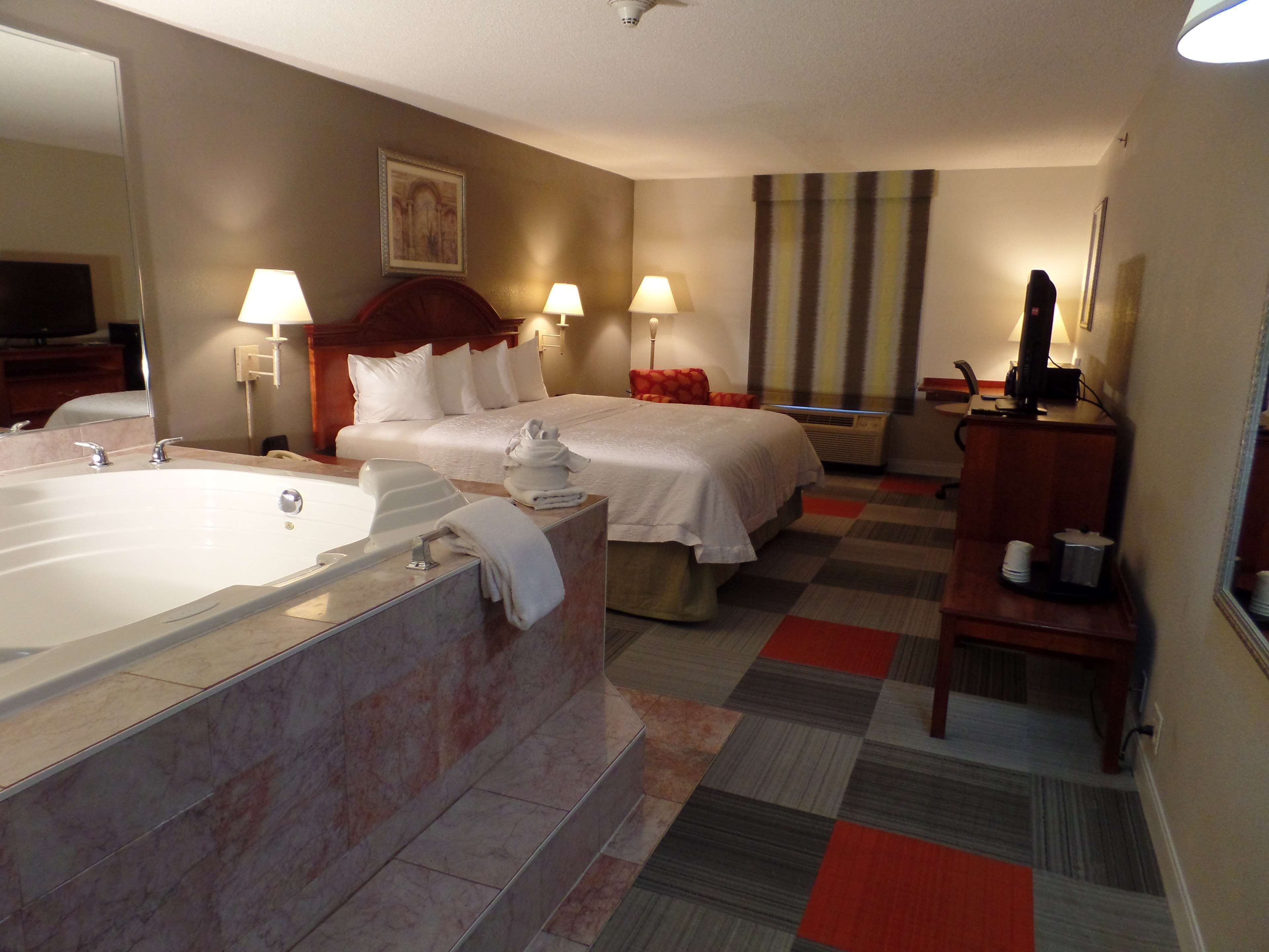 1 king ste whirlpl nonsmok | in-room safe, iron/ironing board, free wifi, bed sheets