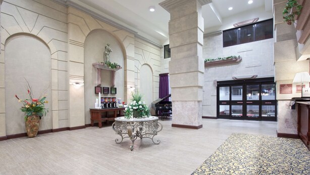 A spacious lobby with a marble floor, a central round table with a floral arrangement, and a piano in the background. - Hampton Inn Bowling Green (Bowling Green)