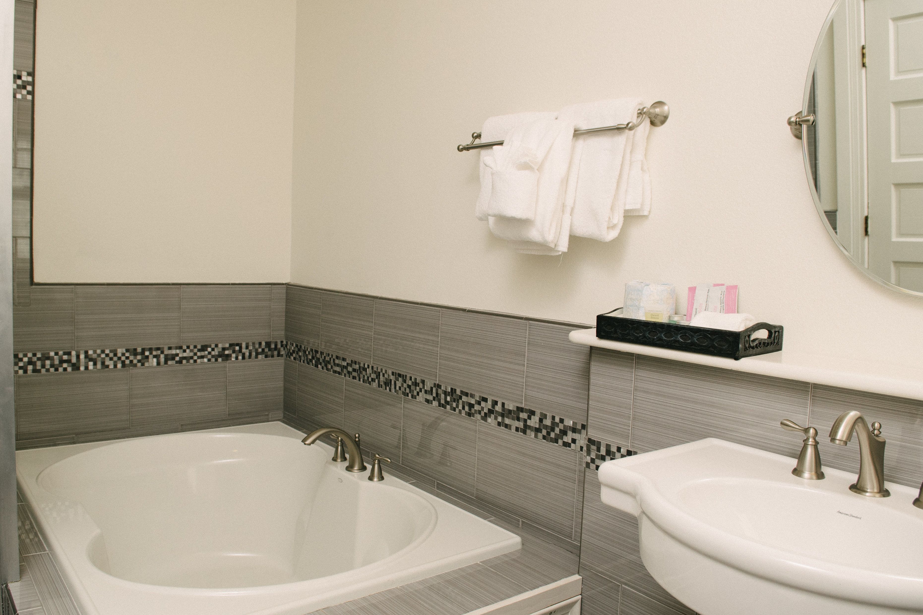 standard room, 1 queen bed (ch1) | bathroom | free toiletries, hair dryer, towels