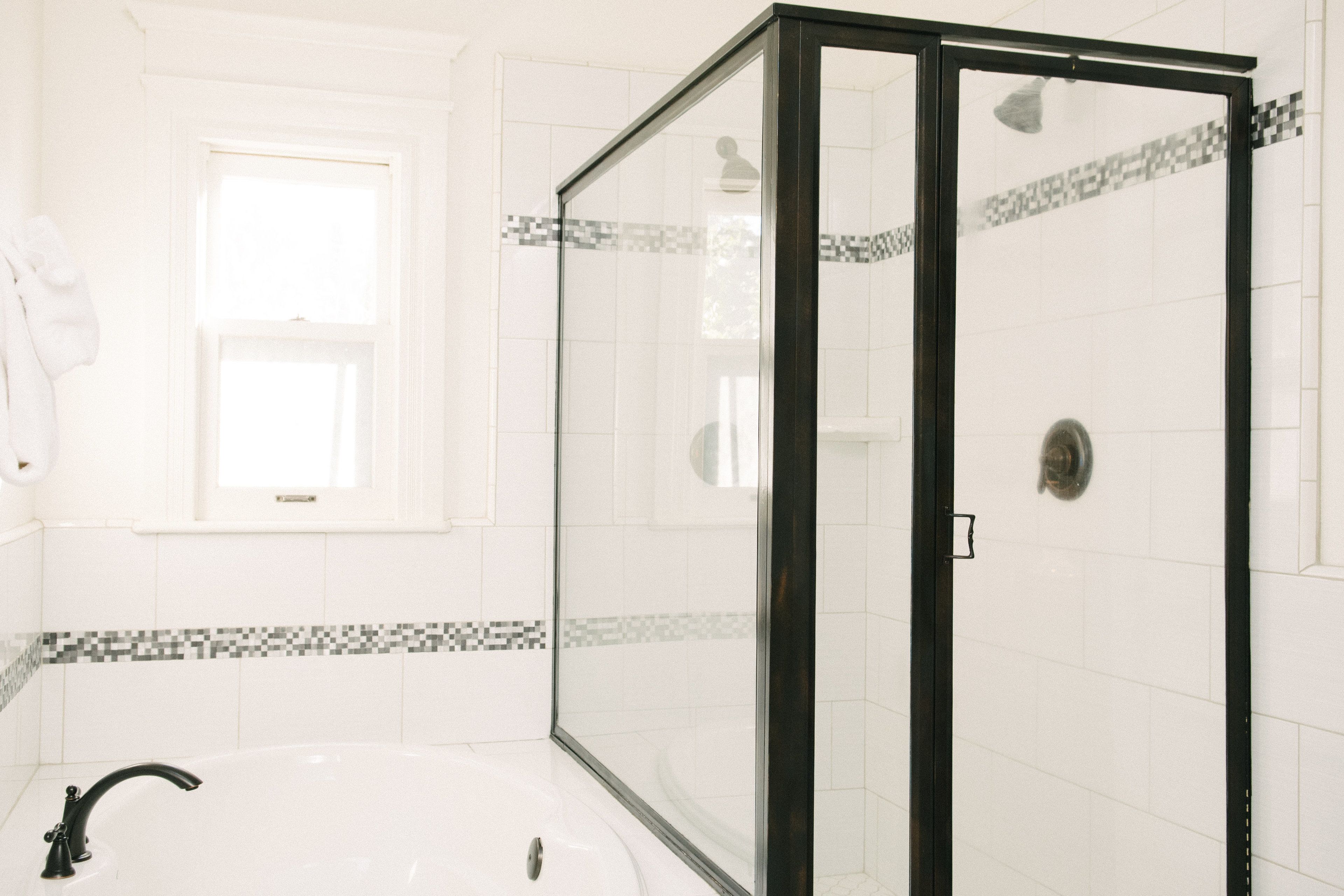 standard room, 1 queen bed (ch2) | bathroom | free toiletries, hair dryer, towels