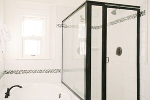 Habitación estándar, 1 cama Queen size (CH2) | Baño | Amenidades de baño gratuitas, secadora de cabello, toallas 