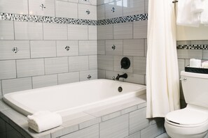 Kostenlose Toilettenartikel, Haartrockner, Handtücher