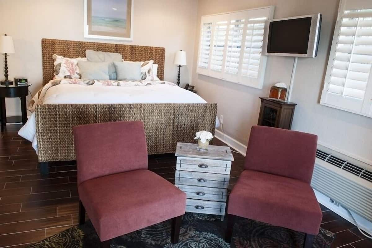 Room, 1 King Bed, Garden Area (Waterfront)