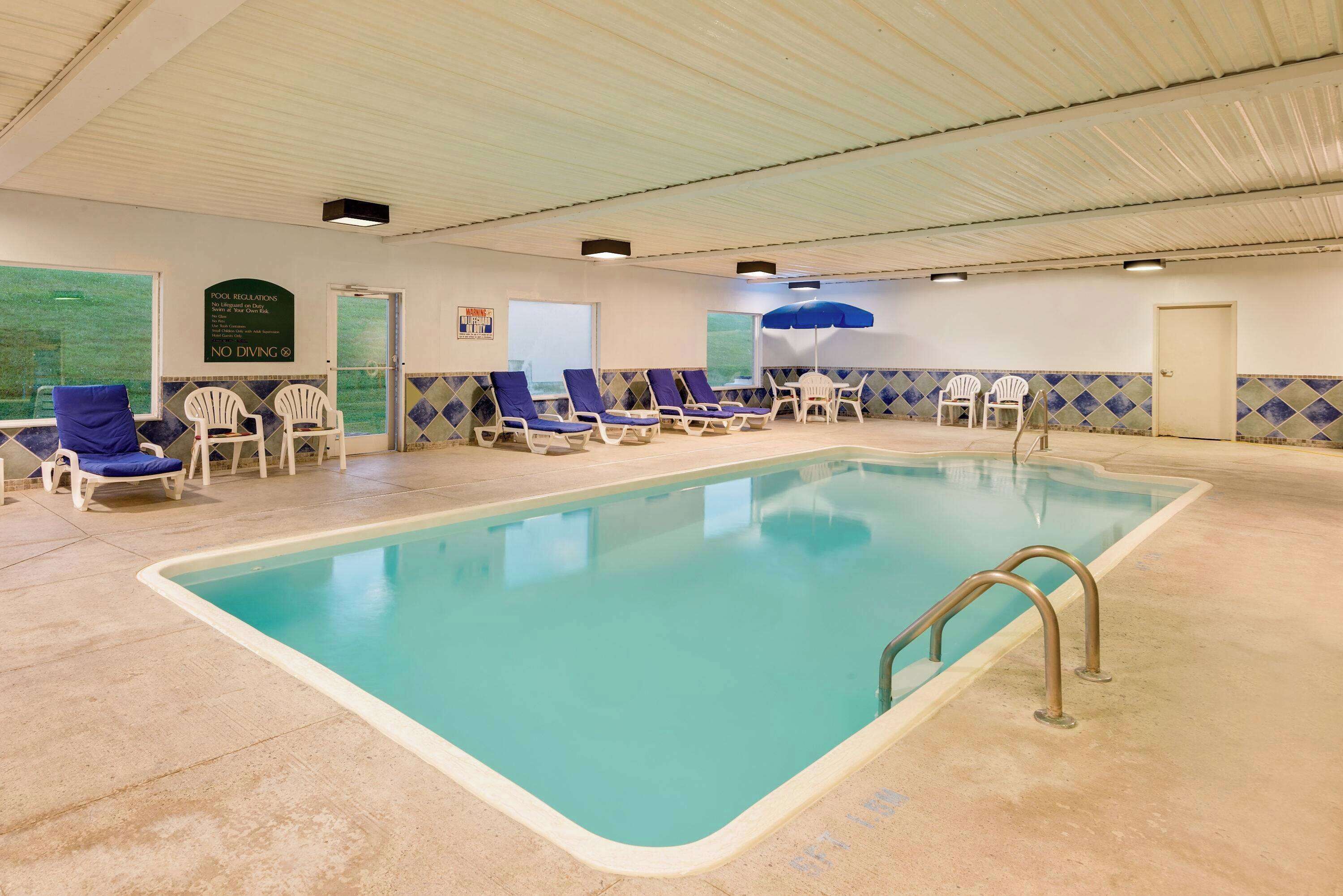 Indoor pool, sun loungers
