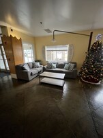 Área de estar no saguão